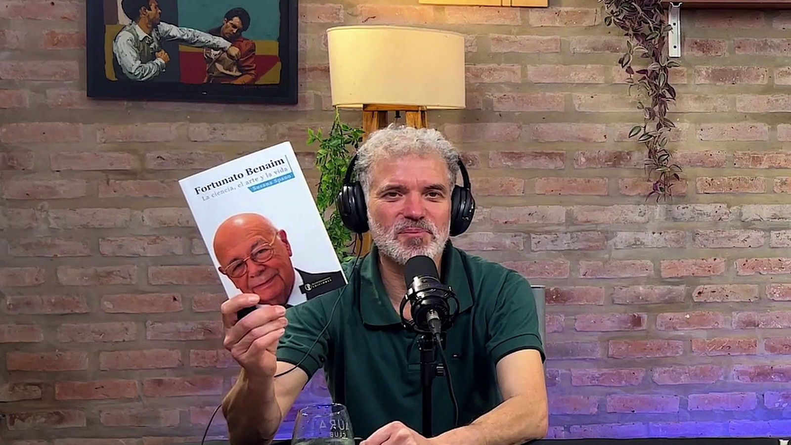 Cristian Falabella muestra al aire la tapa del libro de Susana Spano sobre Fortunato Benaim.