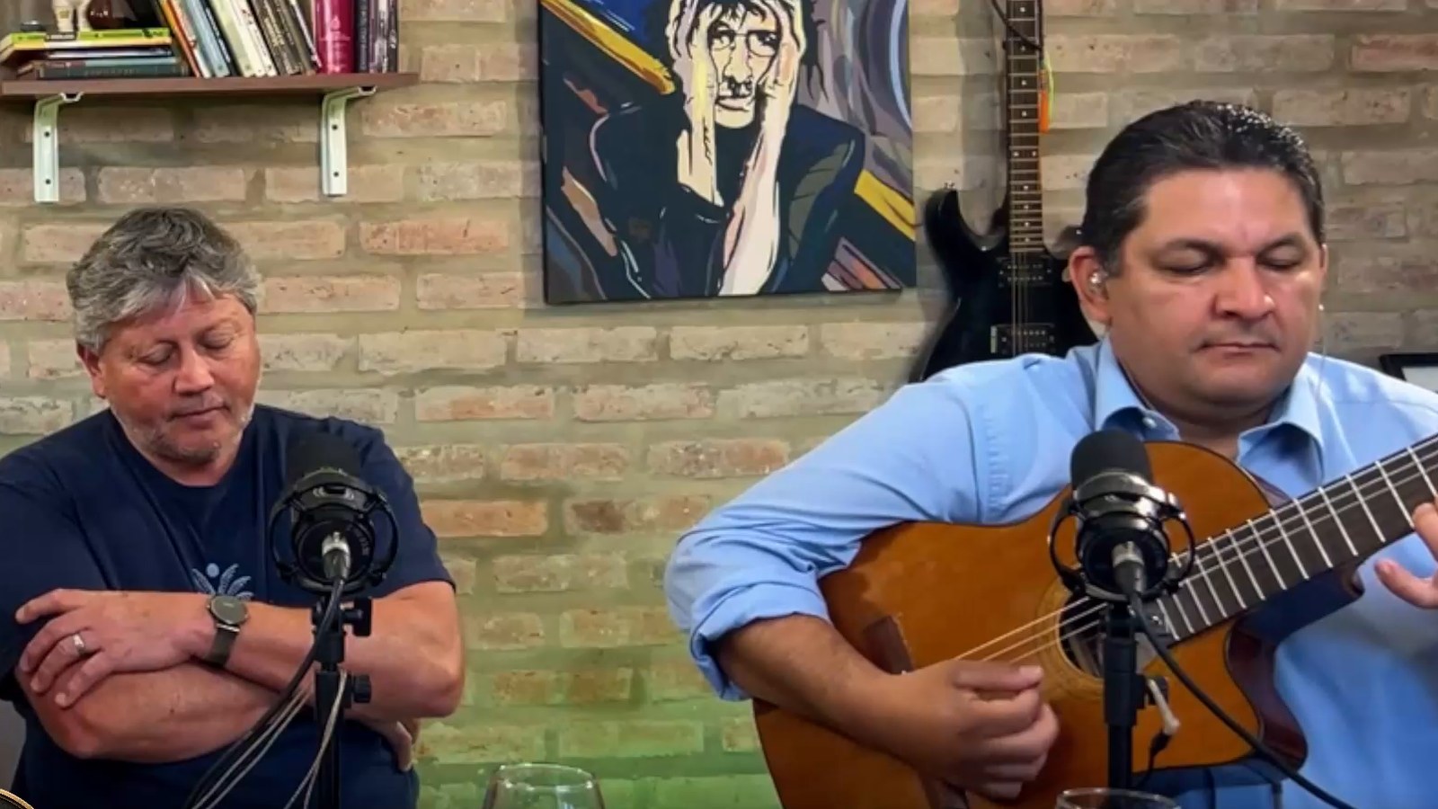 Diego Saavedra acompaña con la guitarra mientras suena ¿Dónde van los abuelos?; a la izquierda, uno de Los Serenateños.