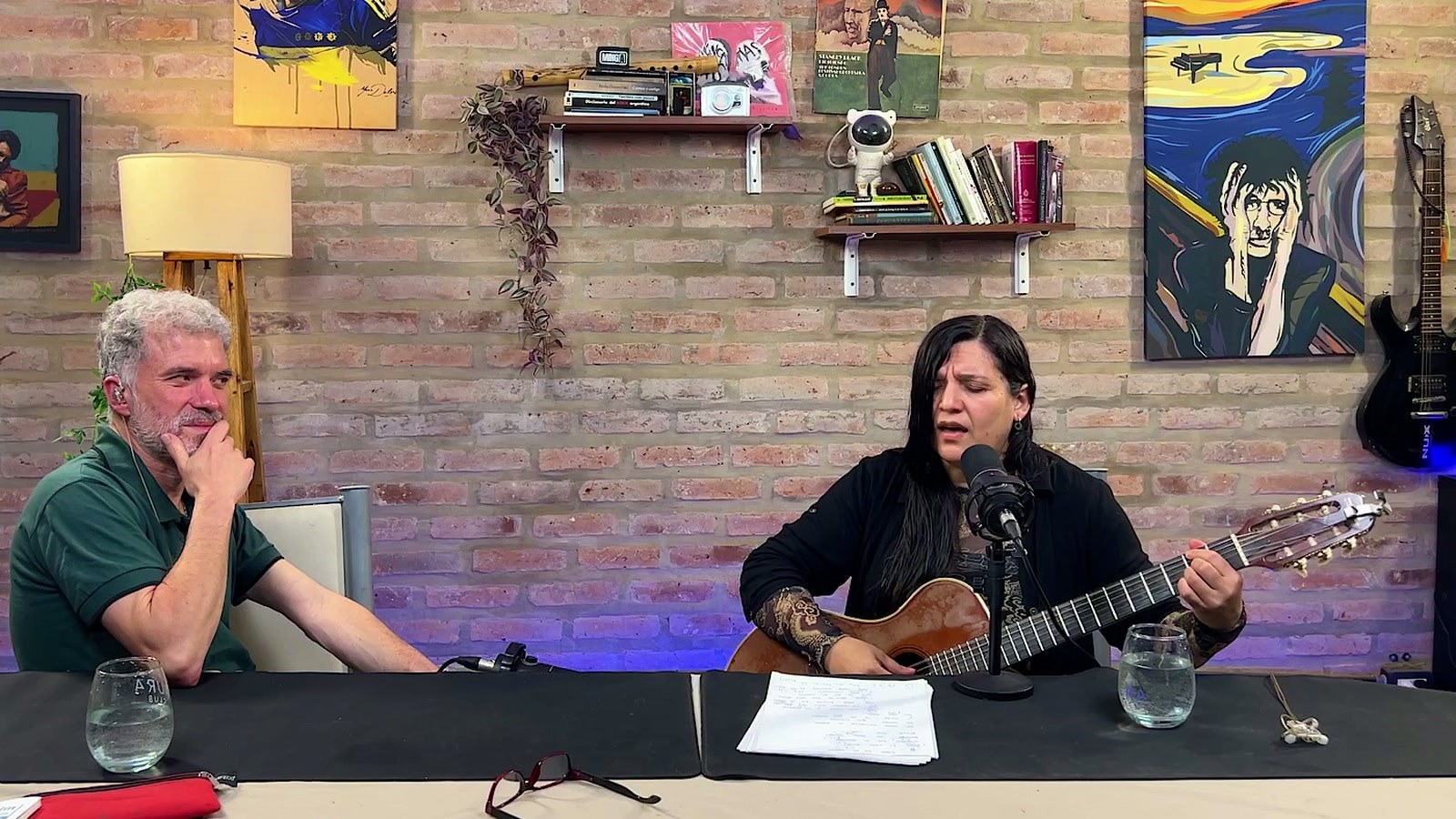 Marilina Erramuspe canta en vivo en el estudio de Minga; a su lado, Cristian Falabella.