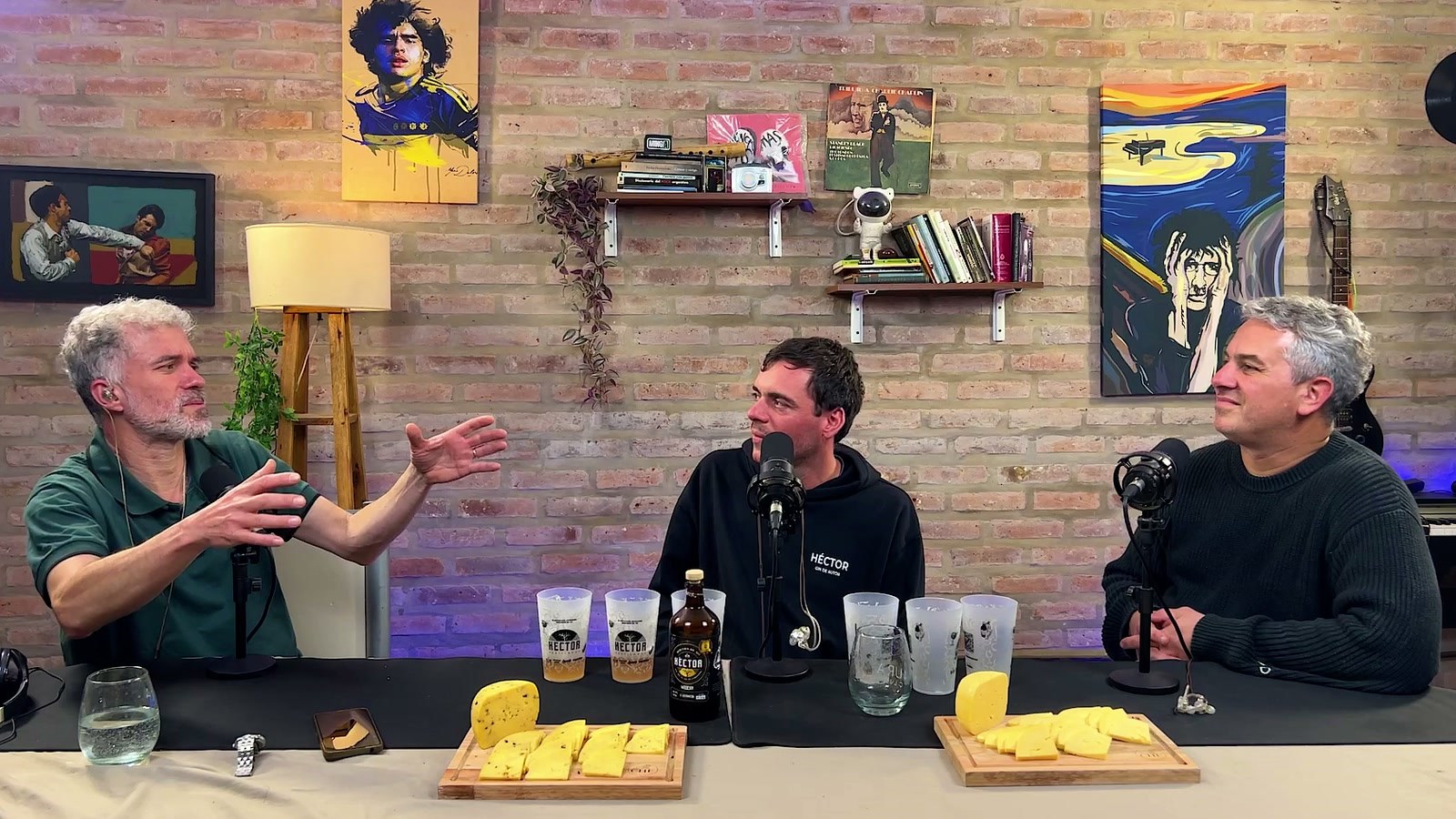 Cristian Falabella con Juan Ferrandis y Federico Pescio, los invitados del bloque de queso y gin.