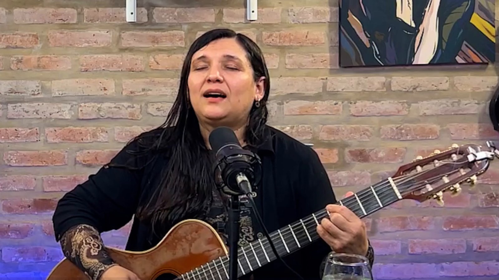 Marilina Erramuspe canta en vivo en el estudio de Noticias Mercedinas.