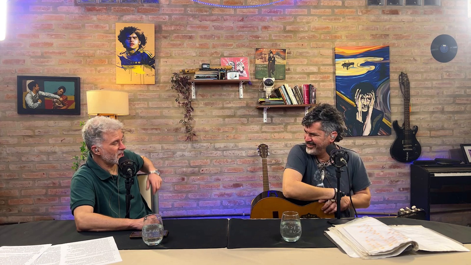 Agustín Castro y Cristian Falabella, entre risas, en la mesa de Noticias Mercedinas.