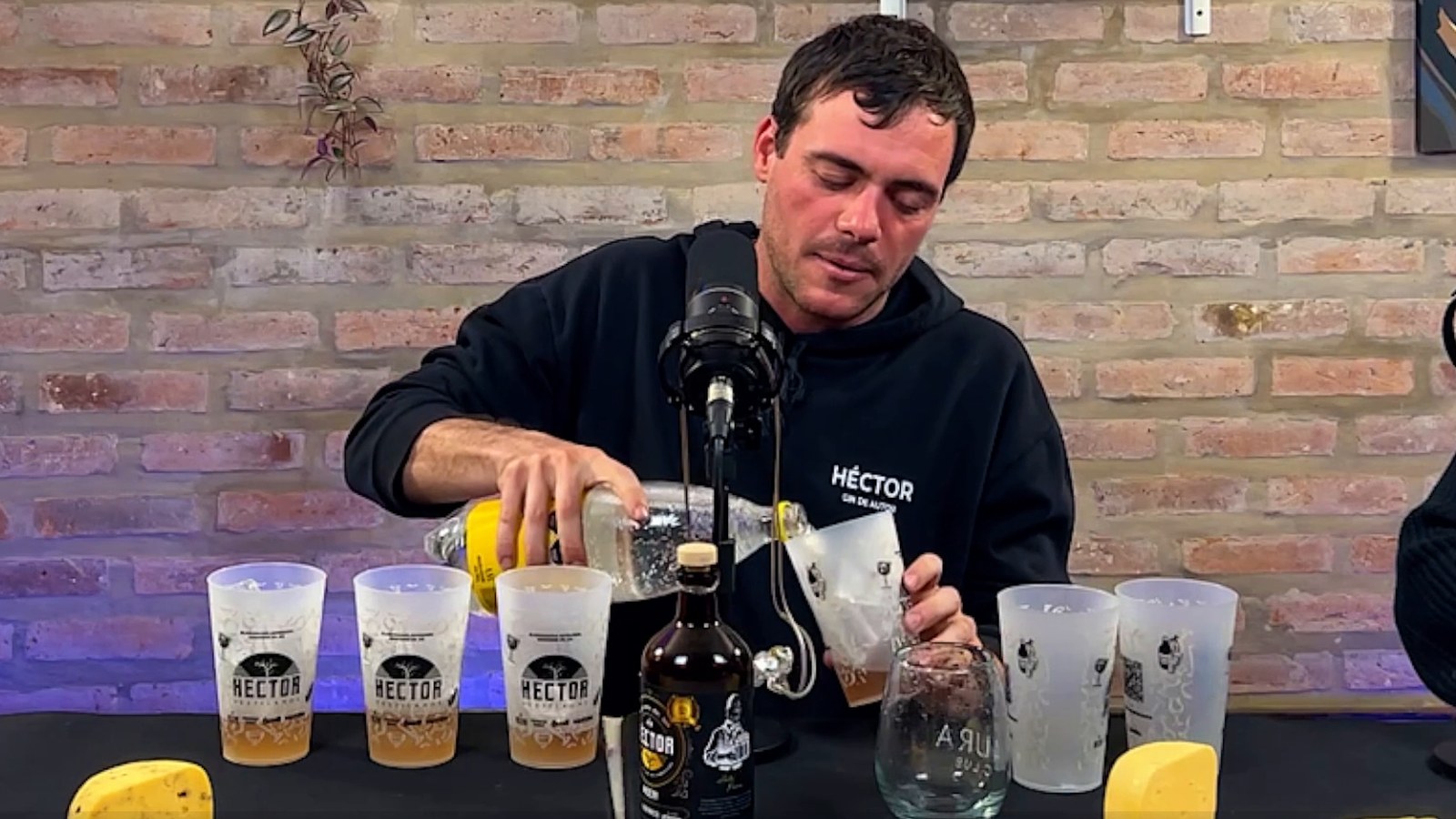 Federico Pescio prepara un gin tonic en vivo.