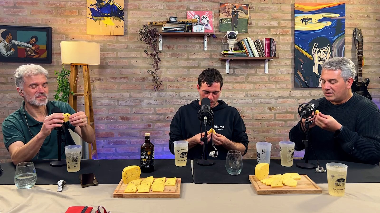 La cata en vivo: Cristian Falabella, Federico Pescio y Juan Ferrandis parten el queso para sentir los aromas.