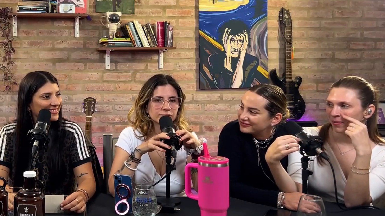 Agustina Castro, de negro, en la mesa de Sin Filtro y Sin Culpas, junto a Vanessa (a la izquierda) y May Holística (a la derecha).