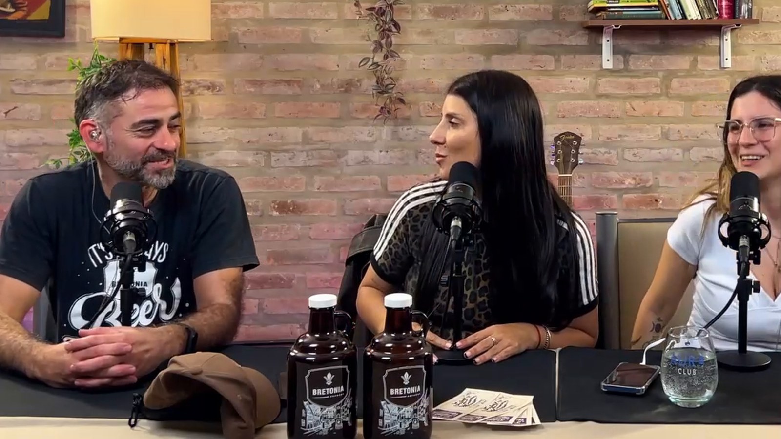 Alexis y las botellas de Bretonia sobre la mesa de Sin Filtro y Sin Culpas.