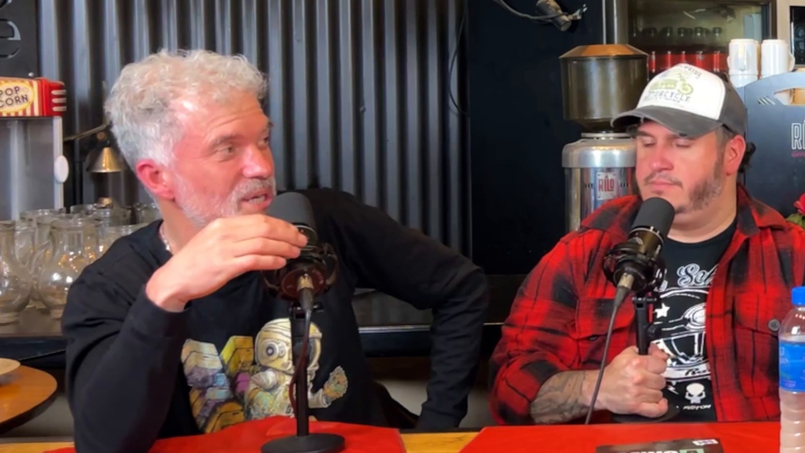 Cristian Falabella, en la mesa de Minga en Bistró junto a Agustín Stoner, mientras repasaban los bares de antes.