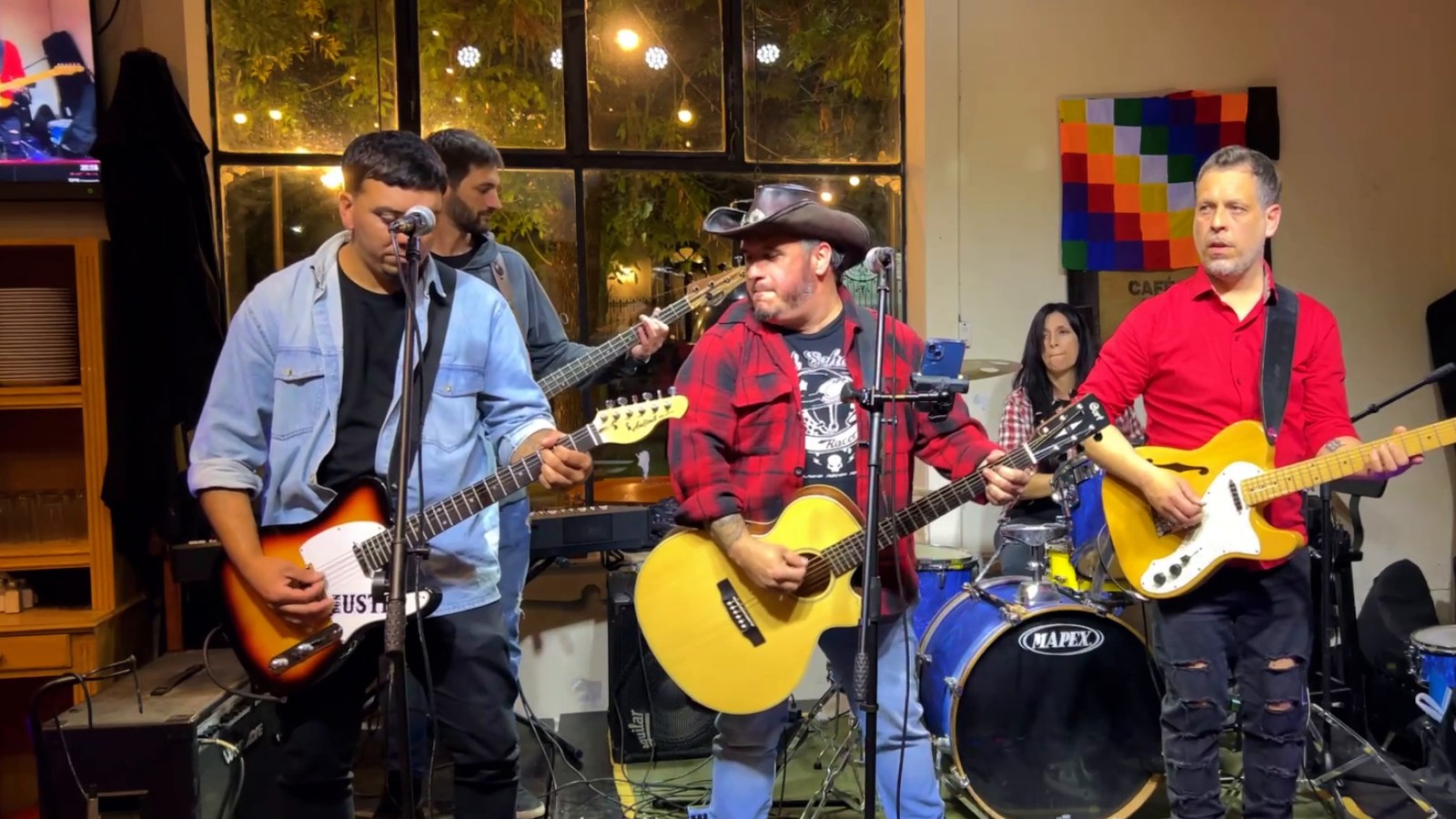 Agustín Stoner y Los Errantes, en el escenario de Bistró.