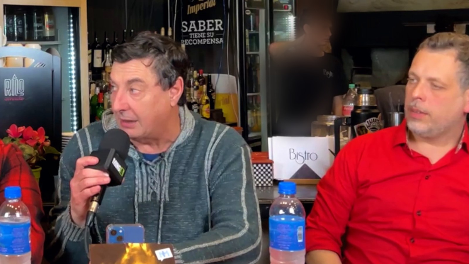 Peto, durante la charla en Bistró, junto al guitarrista de Los Errantes.