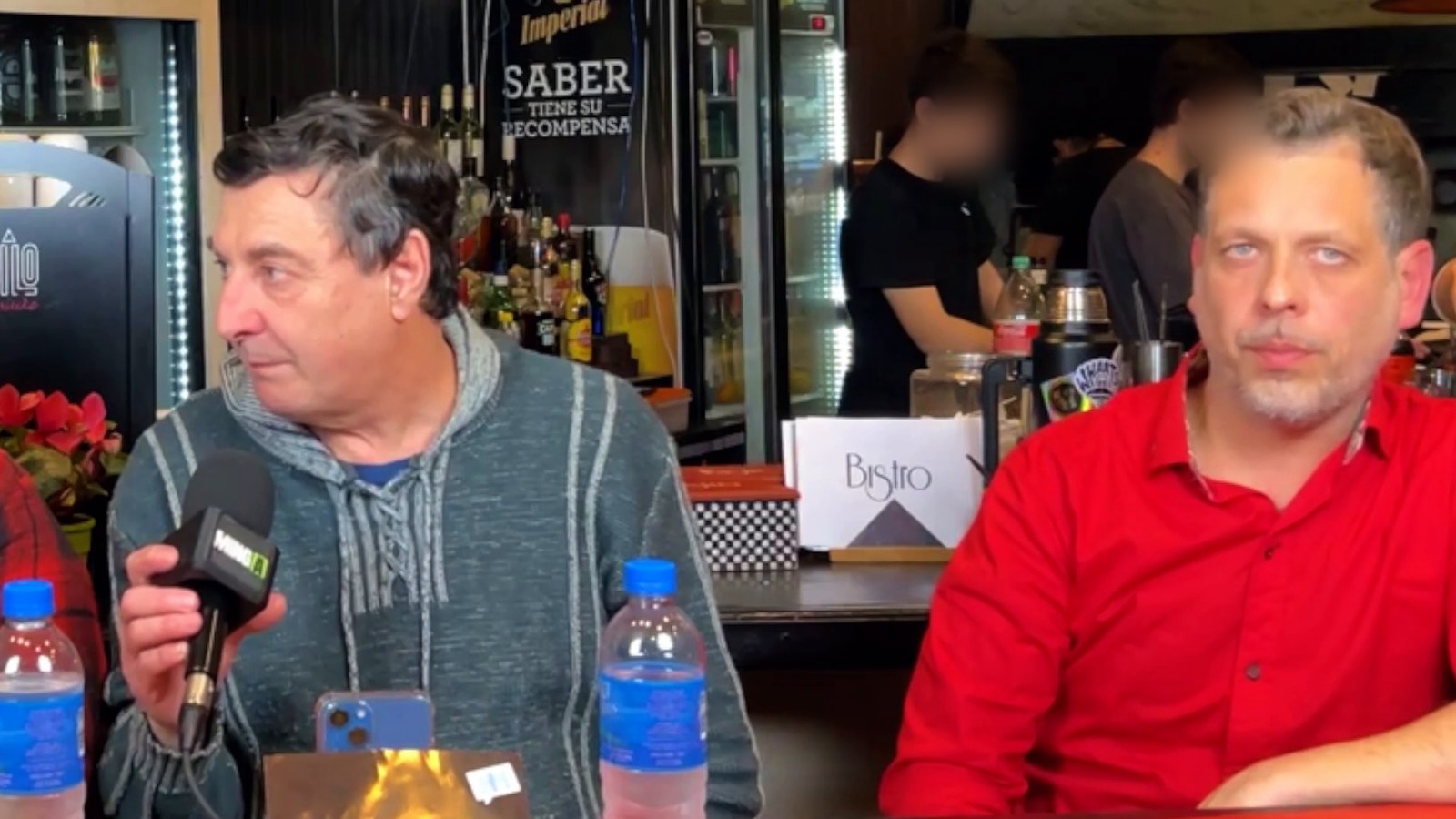 Peto, el guitarrista de Los Errantes y Fernando, en la mesa de Minga en Bistró.