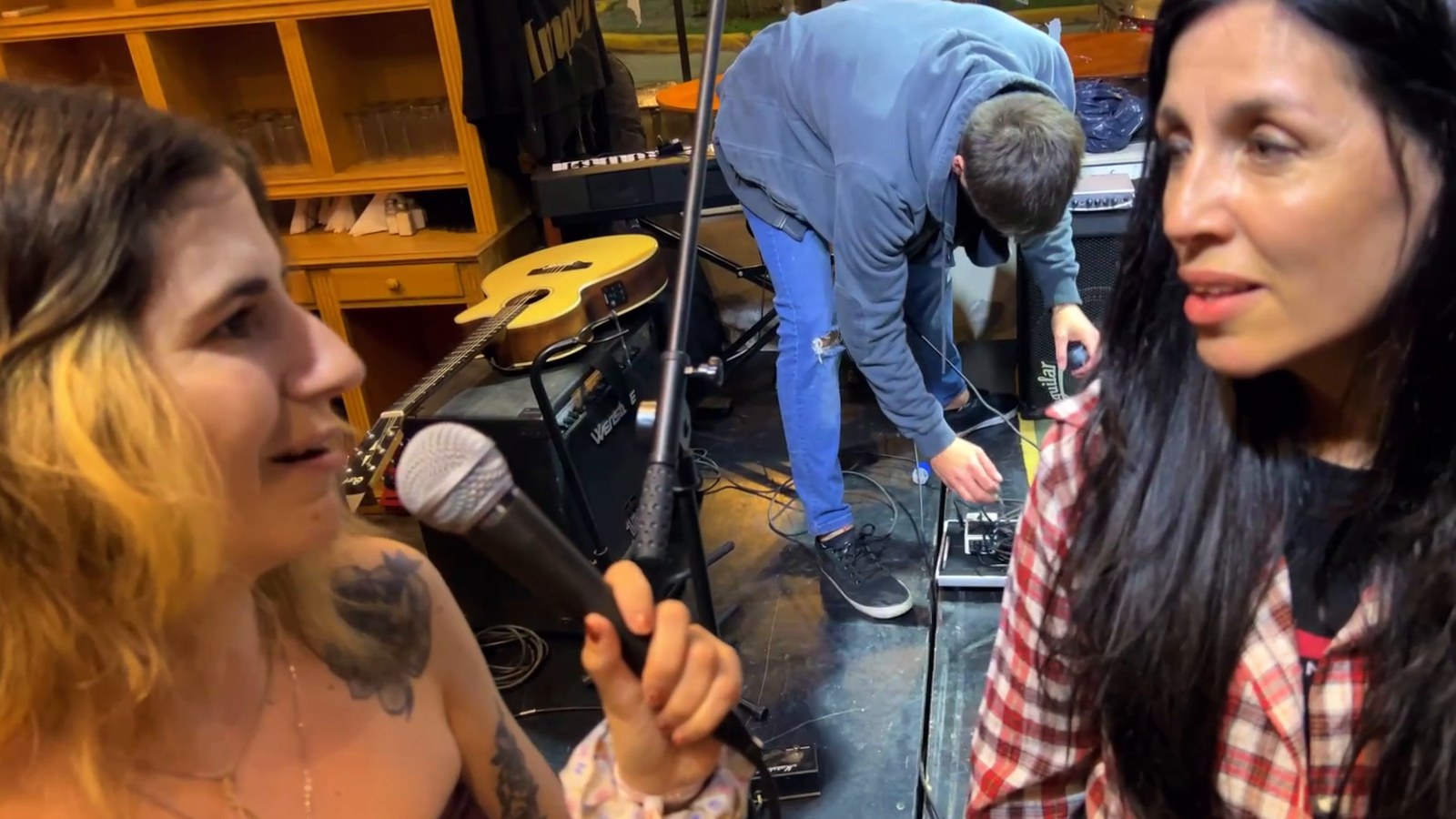 Sonia, la baterista de Los Errantes, en la charla después del show.