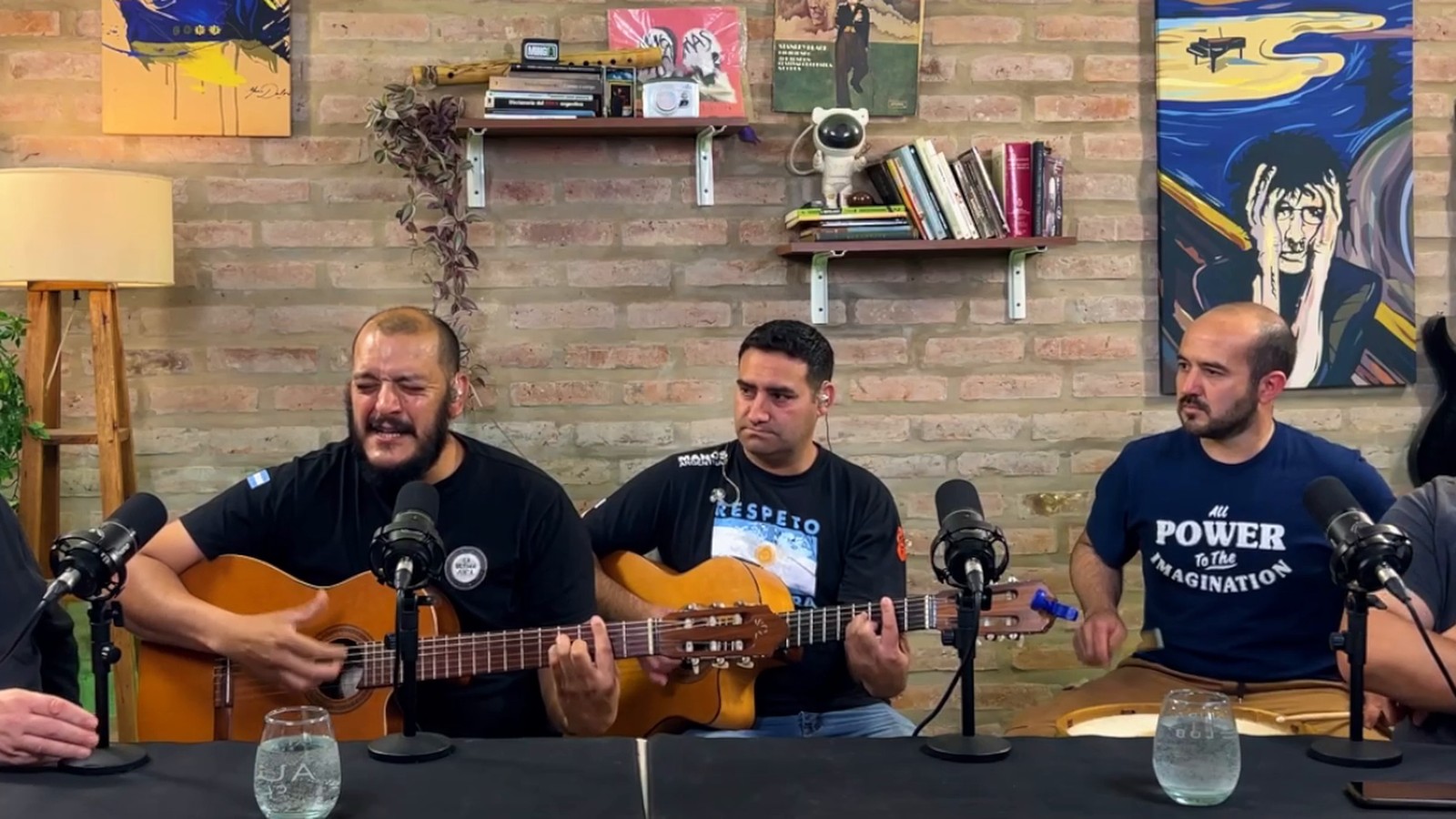 La Última Junta toca en vivo en el estudio de Minga, con dos guitarras y bombo.